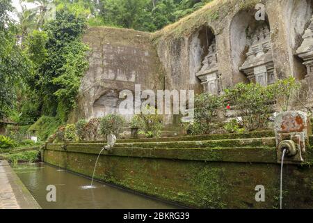 Gargouilles à l'eau sainte dans le complexe des tombes royales de la dynastie Udayane. Tombeaux royaux anciens du temple Gunung Kawi. Complexe funéraire centré aro Banque D'Images