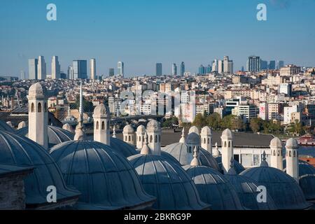 Turquie, Istanbul, mosquée Suleymaniye, depuis l'esplanade, vue sur les dômes des constructions annexes et le quartier de Galata Banque D'Images