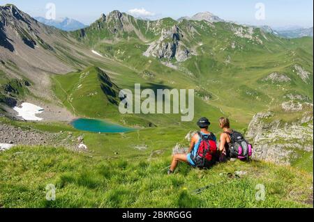 France, Savoie, Beaufortain, Lac d'Amour, Col du coin et Mont coin en arrière-plan à droite Banque D'Images