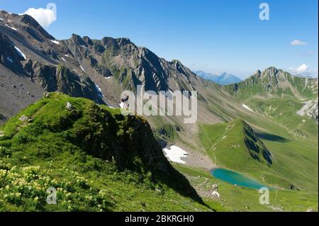 France, Savoie, Beaufortain, Lac d'Amour, Col du coin et Mont coin en arrière-plan à droite Banque D'Images