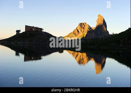 France, Savoie, Beaufortain, le refuge de Presset, randonneur contemplant le lever du soleil sur le refuge de Presset avec la Pierra Menta (2714m) et le Roc de la Charbonni?re (2738m) en arrière-plan Banque D'Images