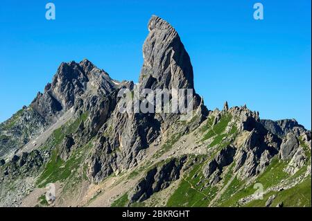 France, Savoie, Beaufortain, le refuge de Presset, la Pierra Menta (2714m) et le Roc de la Charbonni?re (2738m) derrière Banque D'Images