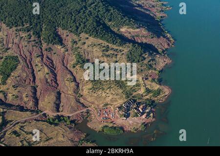 France, Herault, celles, Lac du Salagou et la Ruffe, roche rouge (vue aérienne) Banque D'Images