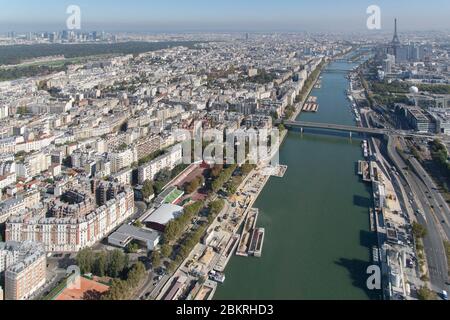 France, Paris, 16ème et 15ème arrondissement et Seine, la Tour Eiffel (vue aérienne) Banque D'Images