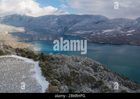 Champs De Lavande En Vue De Lac De Sainte Croix Provence France Paysage Entre Sainte Croix Du Verdon Et Moustiers Sainte Marie Photo Stock Alamy