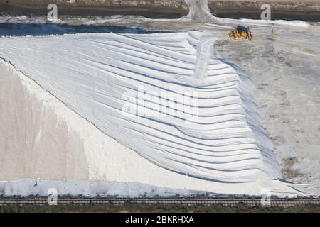 France, Gard, Camargue, salines d'Aigues mortes, Salins du midi, site industriel et tas de sel (vue aérienne) Banque D'Images