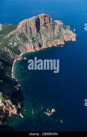 France. Corse du Sud, Gofle de Porto, commune de Piana, capo Rosso ou Capu Rossu, site naturel classé au patrimoine mondial par l'UNESCO (vue aérienne) Banque D'Images