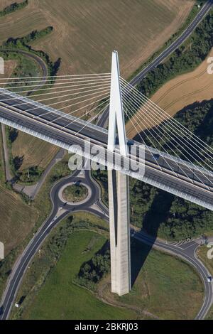 France, Aveyron, Parc naturel régional des Grands Causses, viaduc de Millau, architectes Michel Virlogeux et Norman Foster, entre le Causse du Larzac et le Causse de Sauveterre au-dessus du Tarn (vue aérienne) Banque D'Images