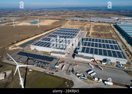 France, Bouches du Rhône, Saint Martin de Crau, centrale solaire Urbasolar sur le toit et l'ombre à Katoen Natie, éolienne (vue aérienne) Banque D'Images