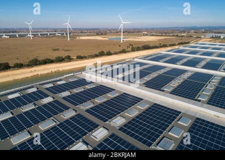 France, Bouches du Rhône, Saint Martin de Crau, centrale solaire Urbasolar sur le toit et l'ombre à Katoen Natie, éolienne (vue aérienne) Banque D'Images