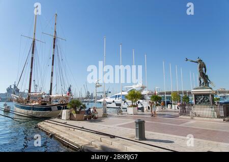 France, Var, Toulon, restaurant et bateaux sur le port, avenue de la République Banque D'Images