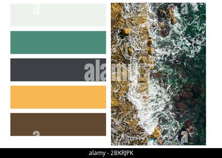 Vue aérienne sur les vagues de la mer se lavant sur la côte rocheuse dans une palette de couleurs, avec des nuances de couleurs gratuites Banque D'Images