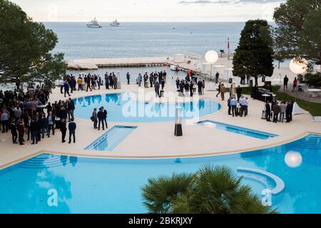 Principauté de Monaco, Monaco, hôtel Meridien Beach Plaza, piscine et vue sur la mer Banque D'Images