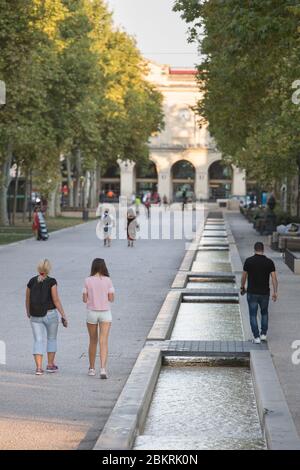 France, Gard, Nîmes, avenue Feucheres qui relie l'esplanade Charles de Gaules à la gare SNCF. Canal de fontaine Banque D'Images