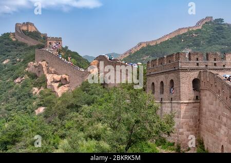 Badaling, Chine - 9 août 2011 : vue sur la Grande Muraille surpeuplée pour les vacances d'été chinoises Banque D'Images