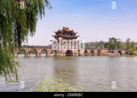 Le pont du Double Dragon dans le comté de Jianshui, en Chine. Construit au XIXe siècle avec trois tours et 17 arcades, il est encore considéré comme un chef-d'œuvre Banque D'Images