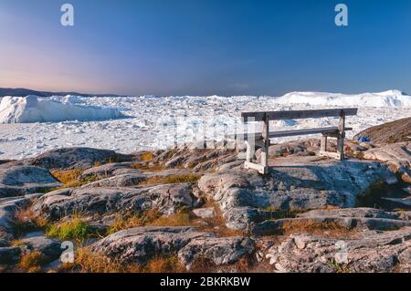 Le banc solitaire sur le sentier de randonnée jusqu'à Sermermiut, Groenland. Sermermiut était une colonie inuite près de la ville d'Ilulissat, dans la baie de Disko. Banque D'Images