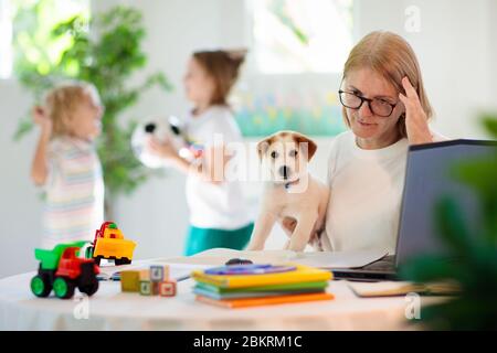 Mère travaillant de la maison avec des enfants. Maison et bureau. Quarantaine, école fermée, éclosion de coronavirus. Isolement et détresse sociale Banque D'Images