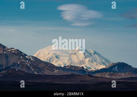 Une vue imprenable sur le sommet du mont Denali-McKinley à peine visible derrière les nuages dans le parc national de Denali, en Alaska. Banque D'Images