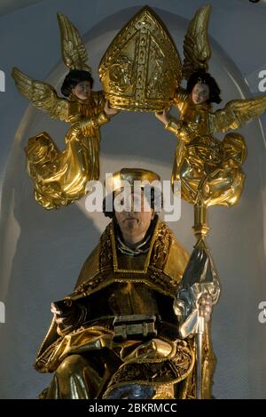 France, Haut Rhin, Thann, Collégiale Saint Thiebaut du XIVe siècle, chapelle Saint Thiebaut du XIIIe siècle, autel, statue en bois polychrome du saint vers 1520 Banque D'Images