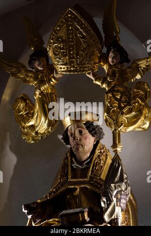 France, Haut Rhin, Thann, Collégiale Saint Thiebaut du XIVe siècle, chapelle Saint Thiebaut du XIIIe siècle, autel, statue en bois polychrome du saint vers 1520 Banque D'Images