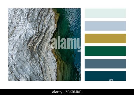 Vue aérienne sur les vagues de la mer se lavant sur la côte rocheuse dans une palette de couleurs, avec des nuances de couleurs gratuites Banque D'Images