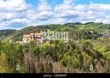 Château médiéval de Pernstein sur une colline dans la forêt. Construit au milieu du XIIIe siècle. République tchèque. Banque D'Images