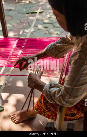 Cambodge, quartier de Siem Reap, orphelinat de petits anges et centre d'art khmer, fille apprenant à tisser Banque D'Images