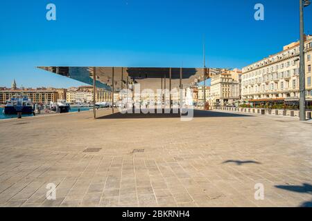 France, Bouches du Rhône, Marseille, Covid-19 ou verrouillage du coronavirus, Vieux Port, quai de la Fraternite, l'abri par l'architecte Norman Foster Banque D'Images