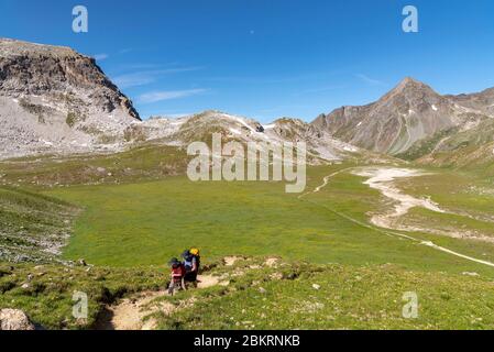 France, Savoie, Champagny-le-Haut, Parc National de la Vanoise, Tour du Vallaisonnay, randonneurs marchant au Plan S?ry Banque D'Images