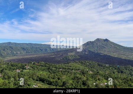 Une vue idyllique sur le sommet du mont Batur et le lac Danau Batur. Il y a un chemin le long du bord du volcan Batur. Paysage volcanique de Bali, Indonésie Banque D'Images