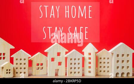 Maisons en bois miniatures avec les mots rester à la maison rester en sécurité. Infection pandémique à coronavirus COVID-19. Isolement des personnes. Obstruction de la propagation de Banque D'Images