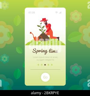 homme fermier en uniforme plantation et arrosage arbre nature environnement écologie printemps temps concept smartphone écran mobile application copier espace pleine longueur illustration vectorielle Illustration de Vecteur