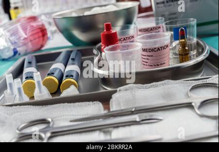 Seringues d'insuline à côté des flacons de médicaments préparés à l'hôpital, image conceptuelle, Banque D'Images