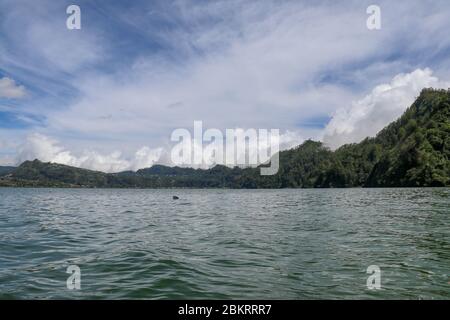 Le lac Batur dans la caldeira volcanique de Batur sous le mont Abang sur l'île de Bali, Indonésie. Niveau calme d'un grand réservoir d'eau potable. H Banque D'Images
