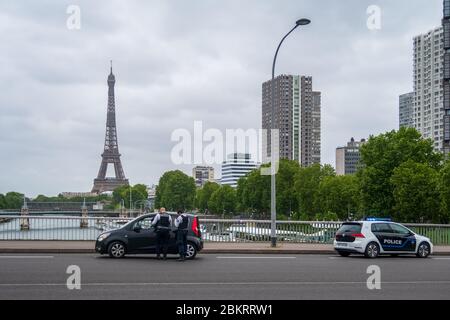 Contrôle de la police pendant le verrouillage du coronavirus à Paris Banque D'Images