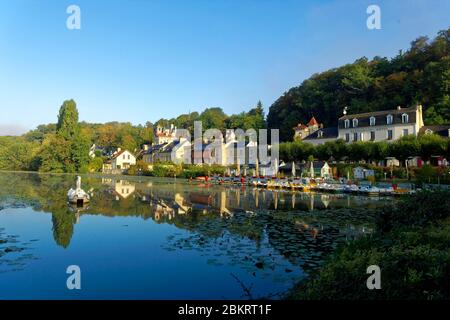 France, Oise, Pierrefonds, le lac et le village Banque D'Images