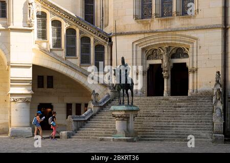 France, Oise, Pierrefonds, Pierrefonds château construit au XIVe siècle par Louis d'Orléans et rénové par Viollet le Duc au XIXe siècle, cour d'honneur, statue équestre en bronze de Louis d'Orléans Banque D'Images