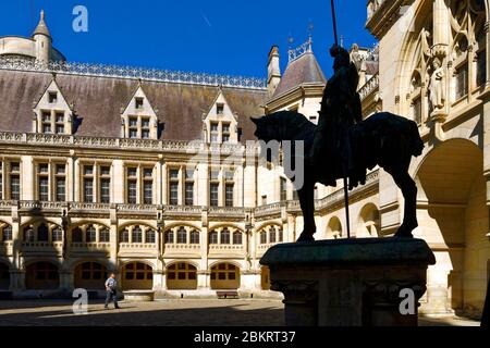 France, Oise, Pierrefonds, Pierrefonds château construit au XIVe siècle par Louis d'Orléans et rénové par Viollet le Duc au XIXe siècle, cour d'honneur, statue équestre en bronze de Louis d'Orléans Banque D'Images