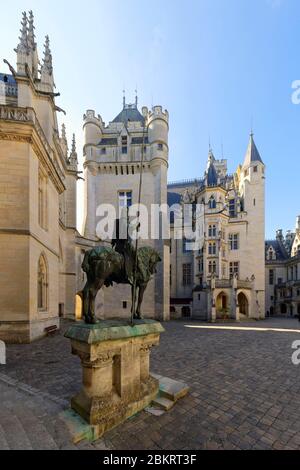 France, Oise, Pierrefonds, Pierrefonds château construit au XIVe siècle par Louis d'Orléans et rénové par Viollet le Duc au XIXe siècle, cour d'honneur, statue équestre en bronze de Louis d'Orléans Banque D'Images