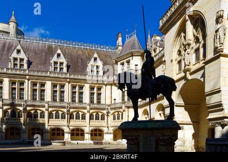 France, Oise, Pierrefonds, Pierrefonds château construit au XIVe siècle par Louis d'Orléans et rénové par Viollet le Duc au XIXe siècle, cour d'honneur, statue équestre en bronze de Louis d'Orléans Banque D'Images