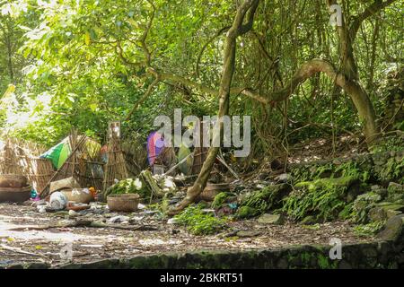 Tombeaux de bambou sur l'île de Bali. Dans le village de Terunyan, les morts sont enterrés sous de simples toits de bambou. Cages en bambou couvrant le défunt à Cemete Banque D'Images