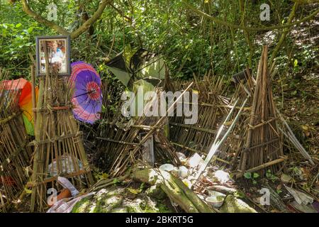 Tombeaux de bambou sur l'île de Bali. Dans le village de Terunyan, les morts sont enterrés sous de simples toits de bambou. Cages en bambou couvrant le défunt à Cemete Banque D'Images