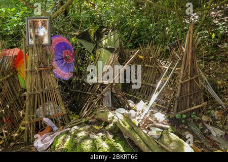 Tombeaux de bambou sur l'île de Bali. Dans le village de Terunyan, les morts sont enterrés sous de simples toits de bambou. Cages en bambou couvrant le défunt à Cemete Banque D'Images