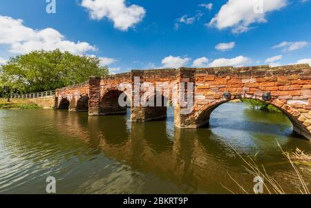 Le pont de la route en grès rouge au-dessus de la rivière Avon au quai Eckington à Worcestershire, en Angleterre Banque D'Images