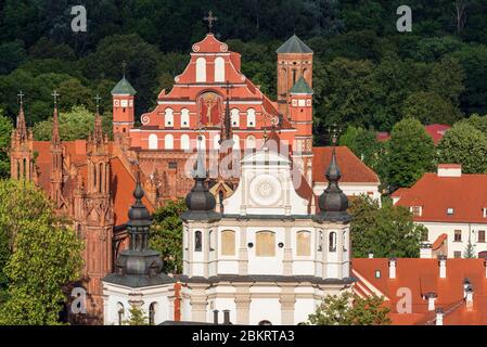 Lituanie (Etats baltes), Vilnius, centre historique, classé au patrimoine mondial par l'UNESCO, Musée du patrimoine de l'Eglise en face, églises Saint Anne et Saint Francis en arrière-plan Banque D'Images