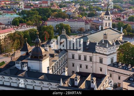 Lituanie (Etats baltes), Vilnius, centre historique classé au patrimoine mondial de l'UNESCO, Palais des Grands Ducs, tour d'horloge située en face de Saint Stanislas et de la cathédrale Saint-Vladislav Banque D'Images