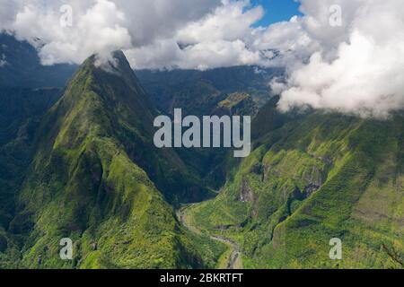 France, Ile de la Réunion, Parc National de la Réunion, classé au patrimoine mondial de l'UNESCO, bouteille de roc vert, Cap Noir, Cirque de Mafate, Piton Cabris, Rivi?re des Galets Banque D'Images