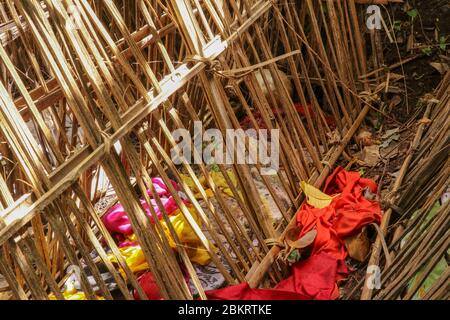 Tombe de bâtons de bambou dans le cimetière du village de Terunyan. Kuburan traditionnel à Bali, Indonésie. Les corps sont enterrés au-dessus du sol. Crâne humain parmi colo Banque D'Images