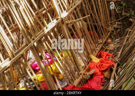 Tombe de bâtons de bambou dans le cimetière du village de Terunyan. Kuburan traditionnel à Bali, Indonésie. Les corps sont enterrés au-dessus du sol. Crâne humain parmi colo Banque D'Images